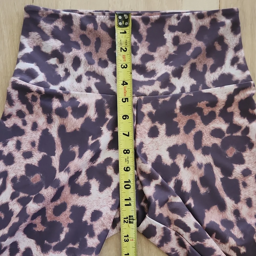 Onzie Active Womens Leopard Print Sports Bra and Leggings Yoga Set M And L